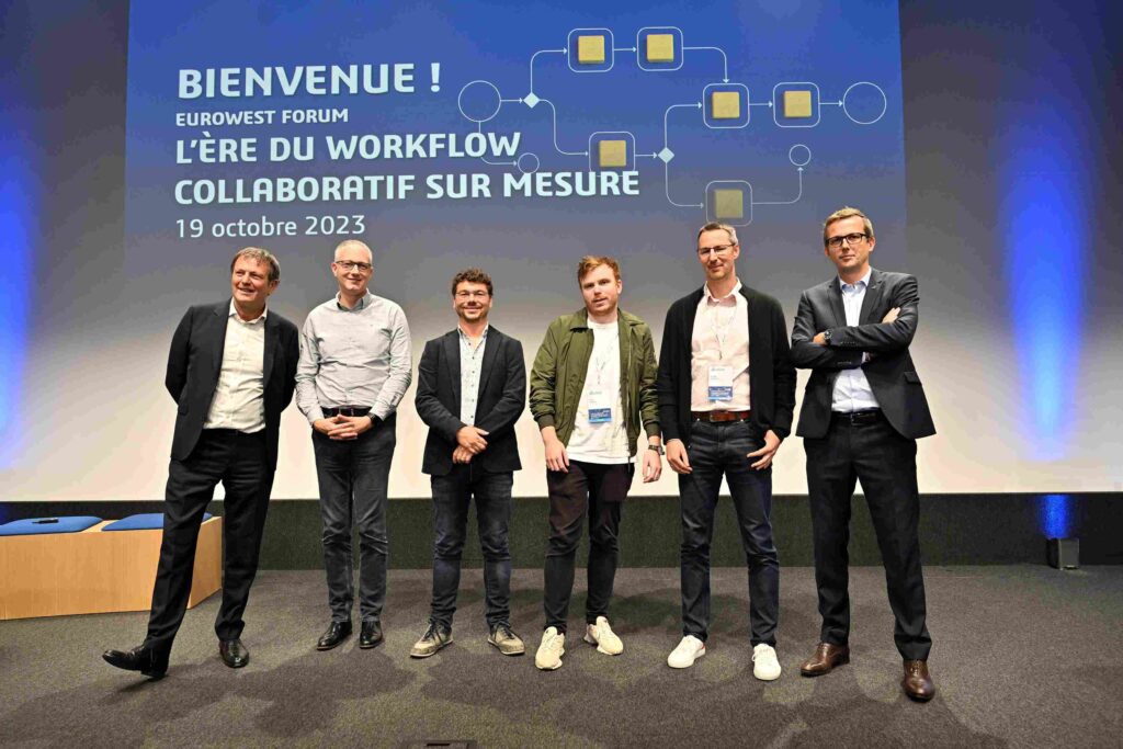 Six hommes debout sur scène:
Philippe Miltin, CEO Outscale, Hubert Masson, User Experience Director, Dassault Systèmes, Aurélien Codet de Boisse, Fondateur & CEO, ITEROP, Hugo Dufour, Manager Masterdata, Danone France, Nicolas Thersen, Product Owner, Colas, Digital Solutions, Stéphane Degraeve, EUROWEST Customer Solution Experience VP, Dassault Systèmes