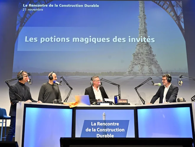 Quatre hommes assis autour d'une table pour une table ronde.