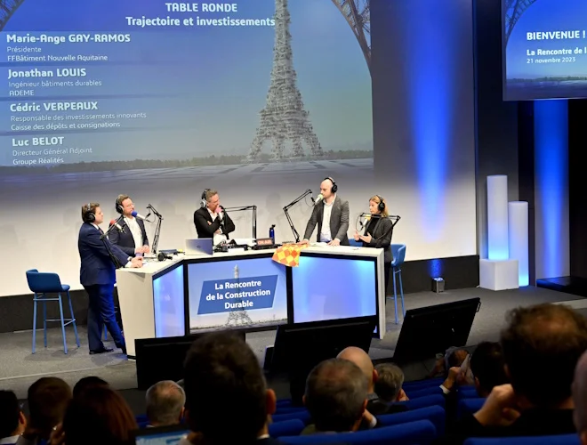 Cinq personnes assis autour d'une table pour une table ronde.