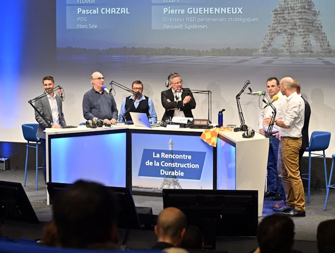 Sept hommes assis autour d'une table pour une table ronde.